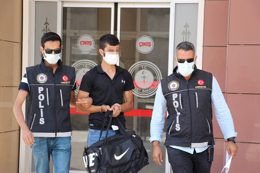 Manisa'da yolcu otobüsünde 10 kilogram uyuşturucuyla yakalanan 2 şüpheli tutuklandı