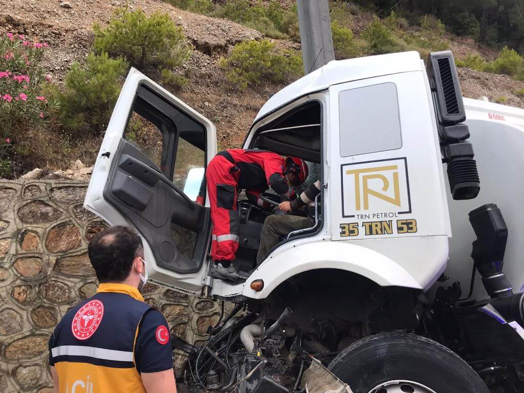 Muğla'da direğe çarpan akaryakıt yüklü tırın sürücüsü yaralandı