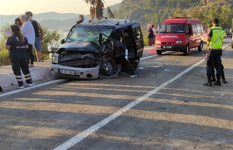 Muğla'da hafif ticari araç ve kepçe çarpıştı: 4 yaralı