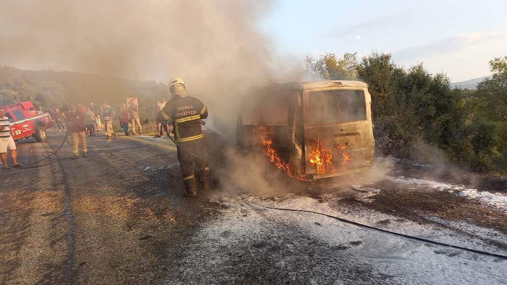 Muğla'da seyir halindeyken yanan araç kullanılamaz hale geldi