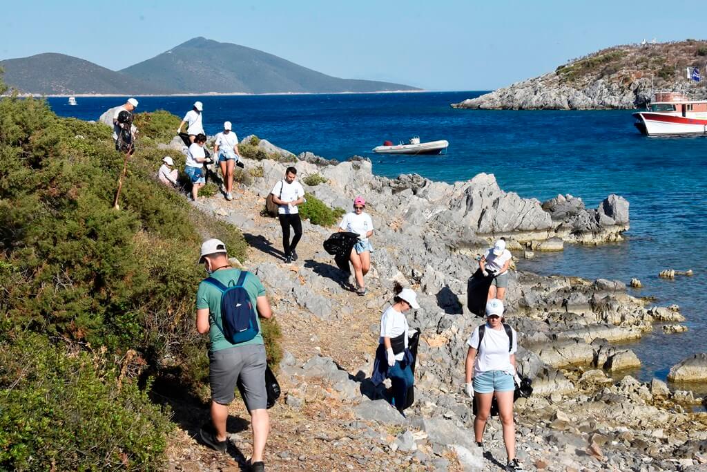 Muğla'da teknelerle ulaşılan plajda çevre ve deniz dibi temizliği yapıldı