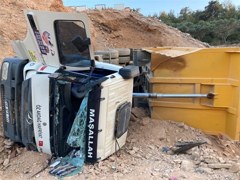 Muğla'nın Bodrum ilçesinde devrilen hafriyat kamyonunun sürücüsü yaralandı