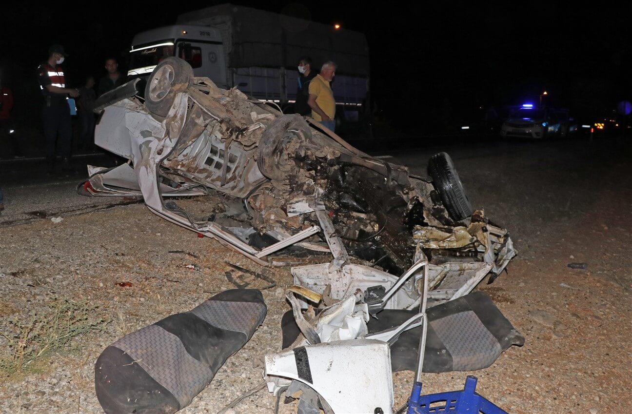 Muğla'nın Seydikemer ilçesinde iki otomobil çarpıştı bilanço 1 ölü, 4 yaralı