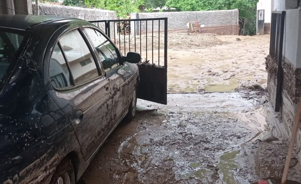 Sağanak yağış Denizli'de hayatı olumsuz etkiledi