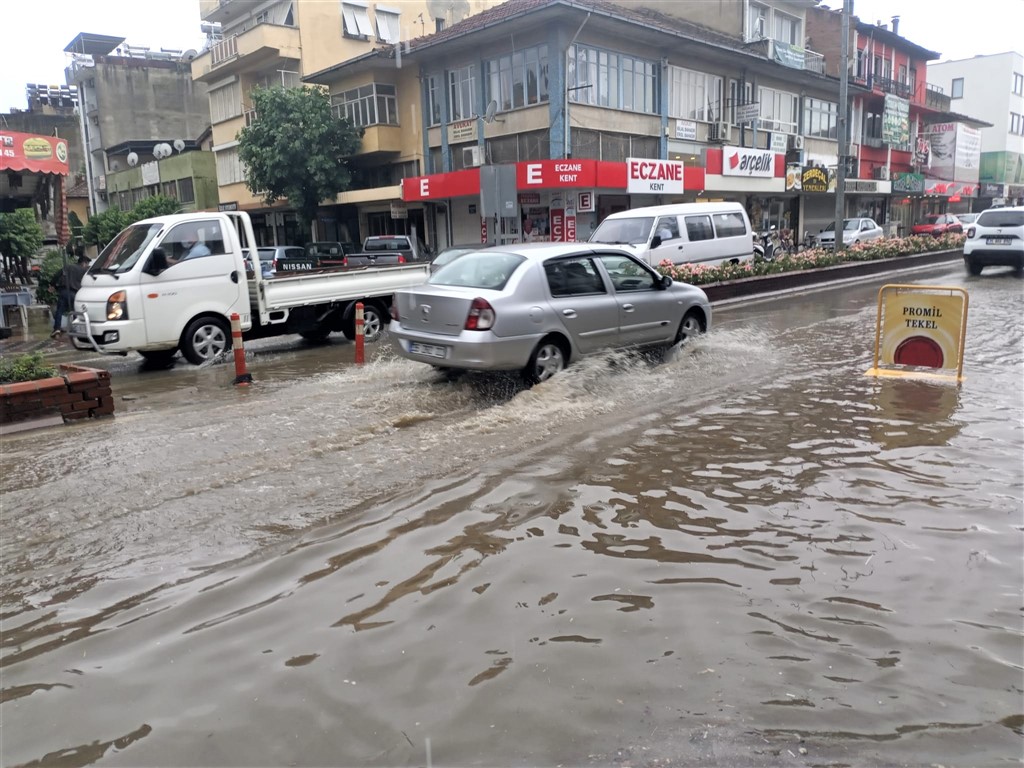 Sağnak Yağış İzmir'in bazı ilçelerinde hayatı olumsuz etkiledi