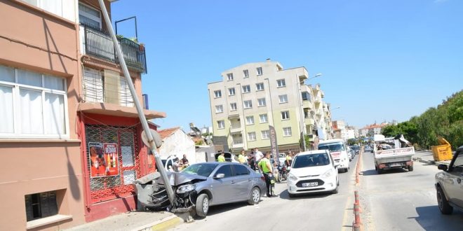 Söke'de direğe çarpan otomobilin sürücüsü yaralandı