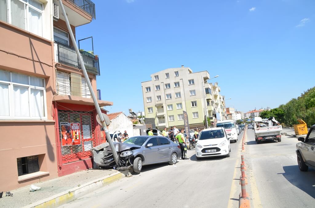 Söke'de direğe çarpan otomobilin sürücüsü yaralandı