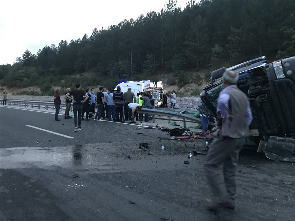 Uşak Banaz ilçesinde tırın devrilmesi sonucu 1 çocuk yaşamını yitirdi