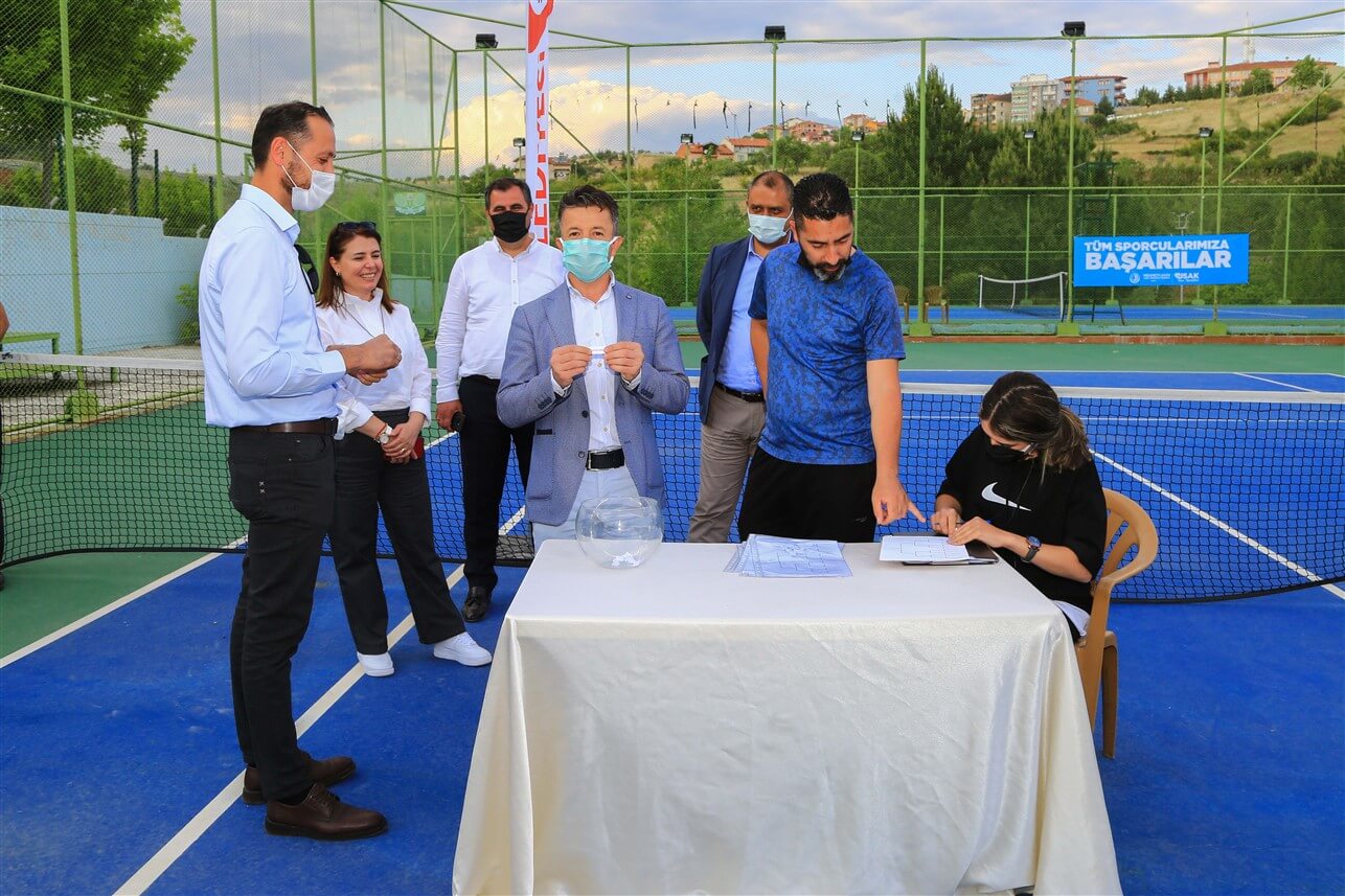 Uşak Belediyesi Tenis Turnuvası ilk servis atışıyla başladı