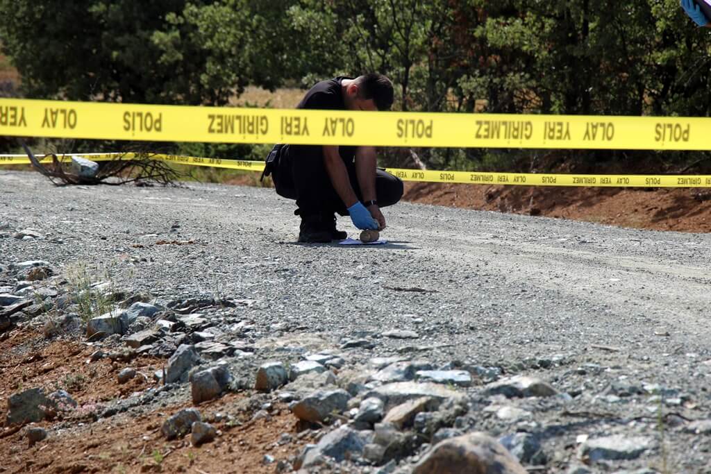 Uşak'ta bir tarlada patlamamış eski top mermisi bulundu