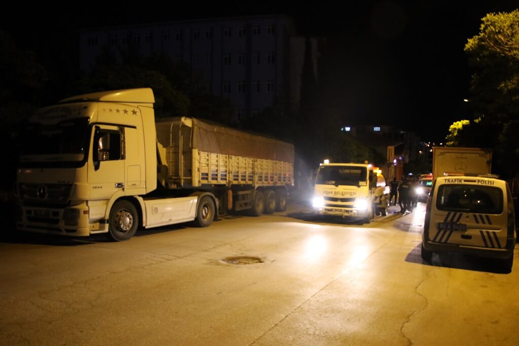 Uşak'ta park halindeki tıra çarpan motosiklet sürücüsü hayatını kaybetti