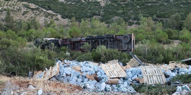 Buca'da şarampole yuvarlanan tırın sürücüsü yaralandı