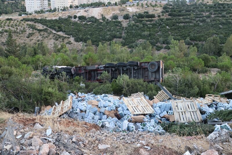 Buca'da şarampole yuvarlanan tırın sürücüsü yaralandı