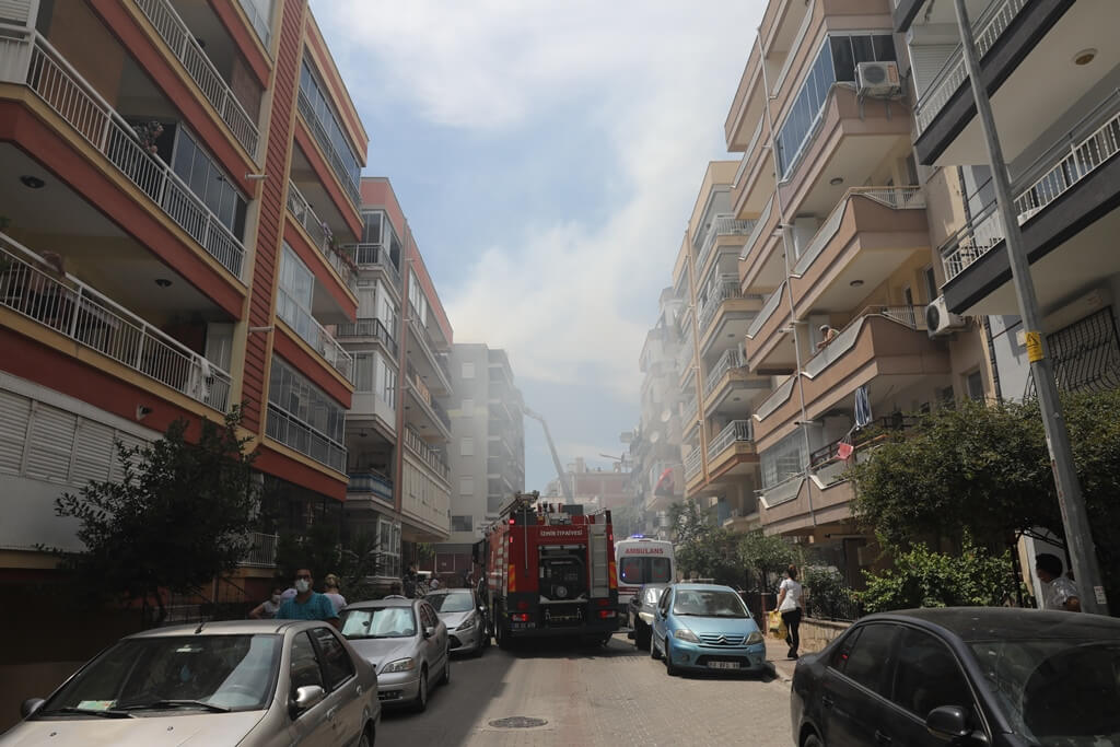 İzmir Karşıyaka'da çıkan yangında iki binanın çatısı hasar gördü