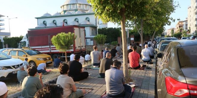 İzmir ve Uşak'ta Kurban Bayramı namazı Kovid-19 tedbirlerine uyularak kılındı