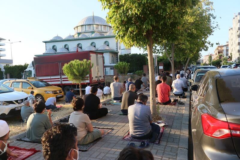 İzmir ve Uşak'ta Kurban Bayramı namazı Kovid-19 tedbirlerine uyularak kılındı