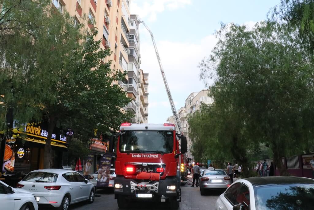 İzmir'de bir apartmanda çıkan yangın sırasında asansörde mahsur kalan kişiyi itfaiye kurtardı