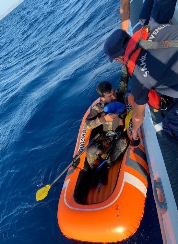 İzmir'de lastik botta mahsur kalan sığınmacı kurtarıldı