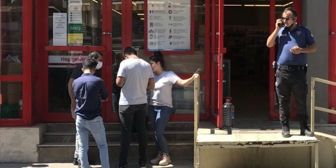 İzmir'de market müdürünü bıçaklayan, bir çalışanı da bıçakla kovalayan kişi polise teslim oldu