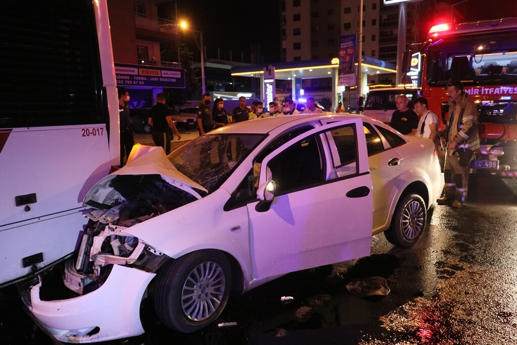 İzmir'de otomobilin belediye otobüsüne çarpması sonucu 4 kişi yaralandı