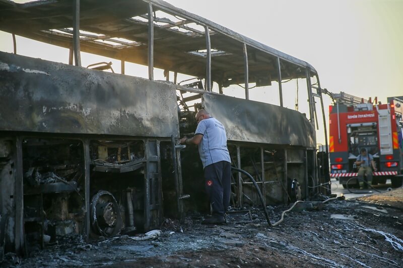 İzmir'de seyir halindeki yolcu otobüsü yandı