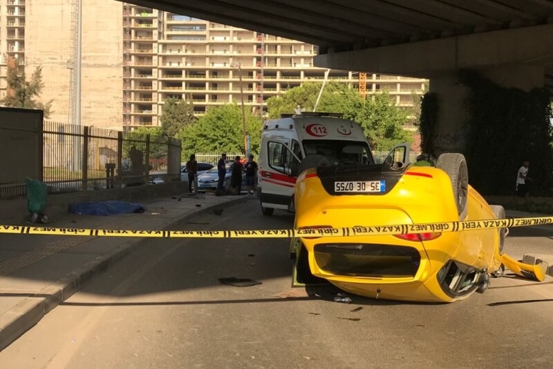 İzmir'de takla atan otomobilin çarptığı kaldırımda yürüyen yaya öldü