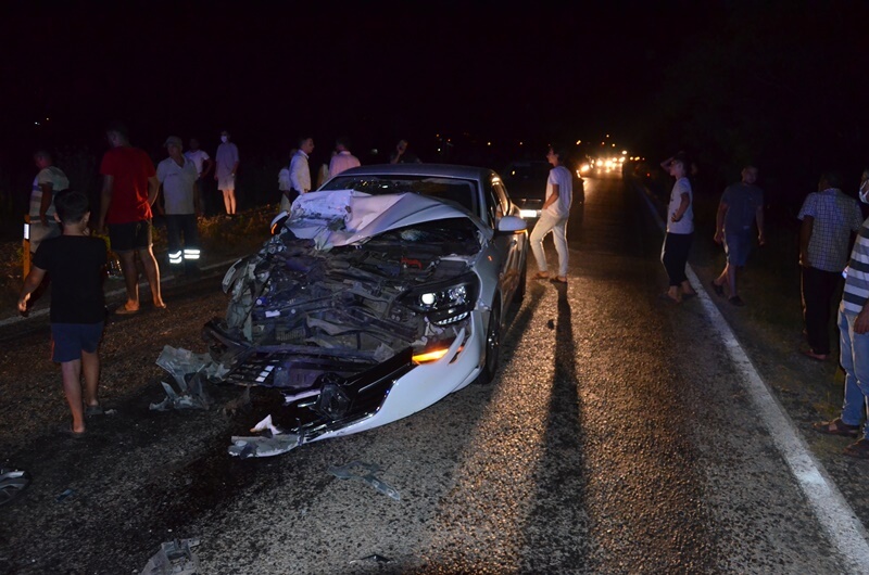 Manisa'da otomobil traktöre çarptı: 3 yaralı