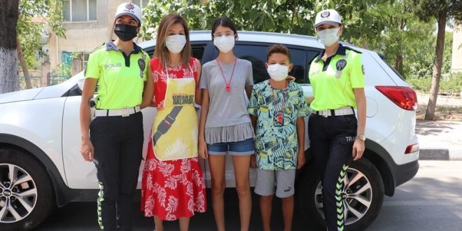 Manisa'da trafik polisleri kadın sürücülere ve motosikletlilere yönelik farkındalık etkinliği düzenledi