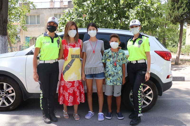 Manisa'da trafik polisleri kadın sürücülere ve motosikletlilere yönelik farkındalık etkinliği düzenledi