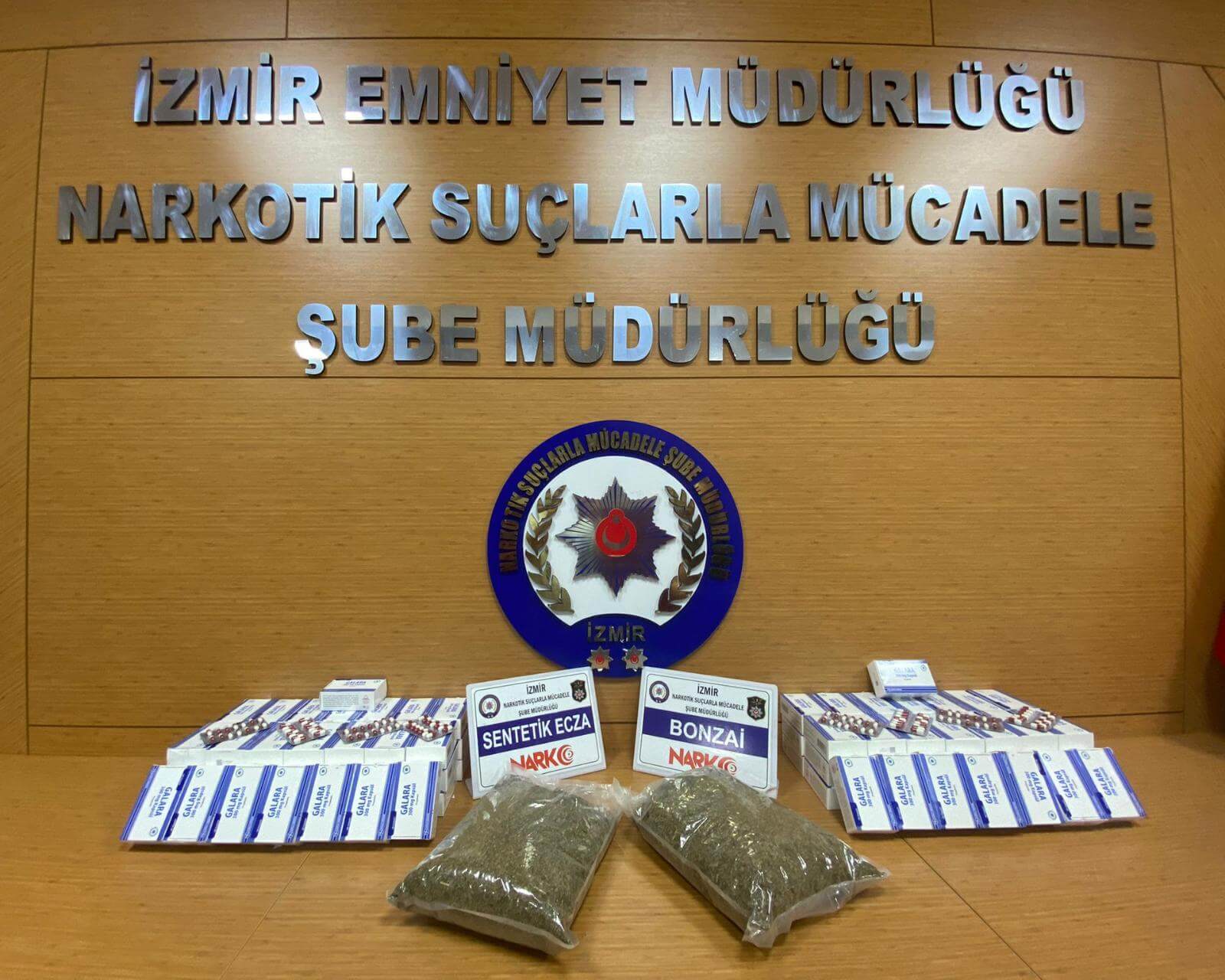 İzmir'de 1 kilo 935 gram sentetik uyuşturucu ile 5 bin 600 sentetik hap ele geçirildi