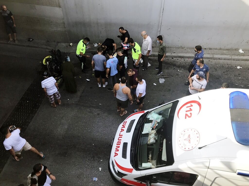 İzmir'de iki motosikletin alt geçitte çarpışması sonucu 3 kişi yaralandı