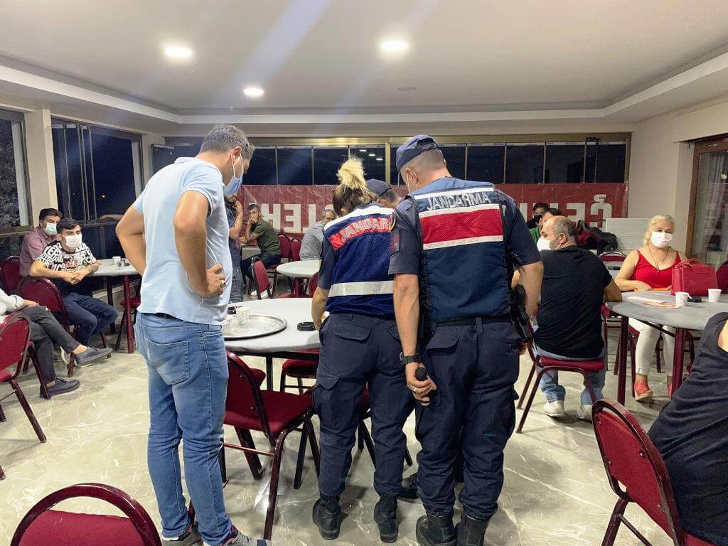 İzmir'de kumar oynarken suçüstü yakalanan 30 kişiye ceza kesildi