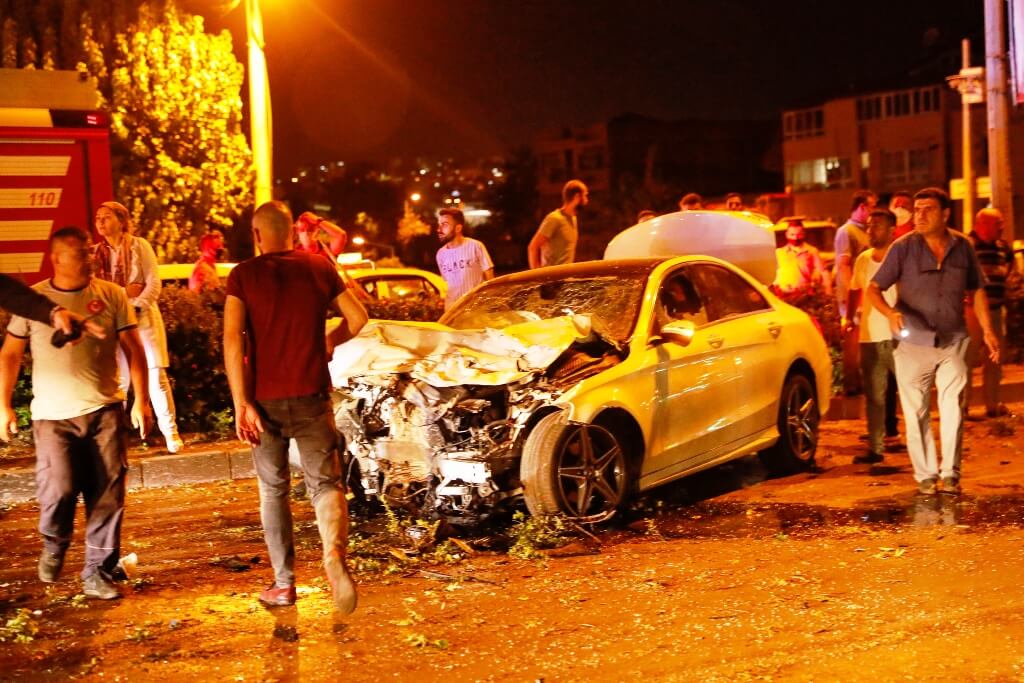 İzmir'de polis aracıyla otomobilin çarpışması sonucu 2'si polis, 4 kişi yaralandı