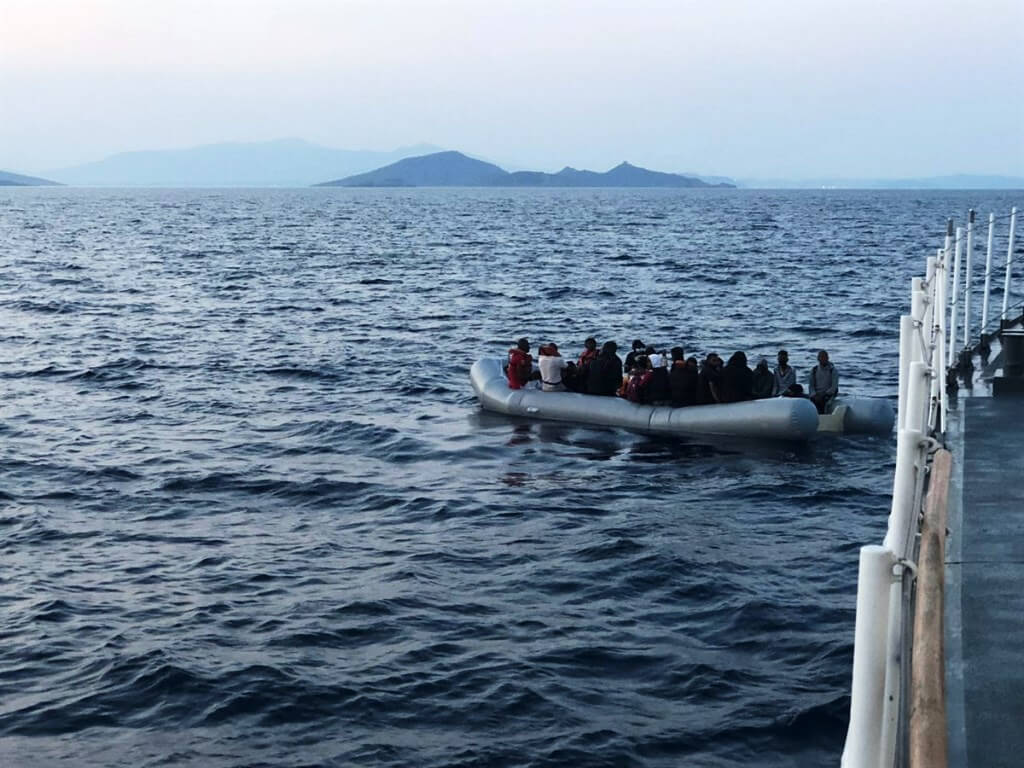 İzmir'de Türk kara sularına geri itilen 34 düzensiz göçmen kurtarıldı