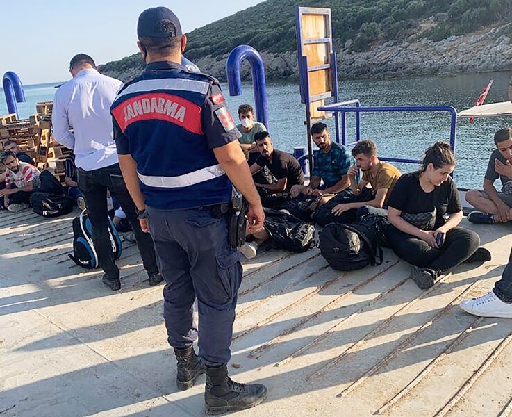 İzmir'in Urla ilçesinde 19 düzensiz göçmen yakalandı