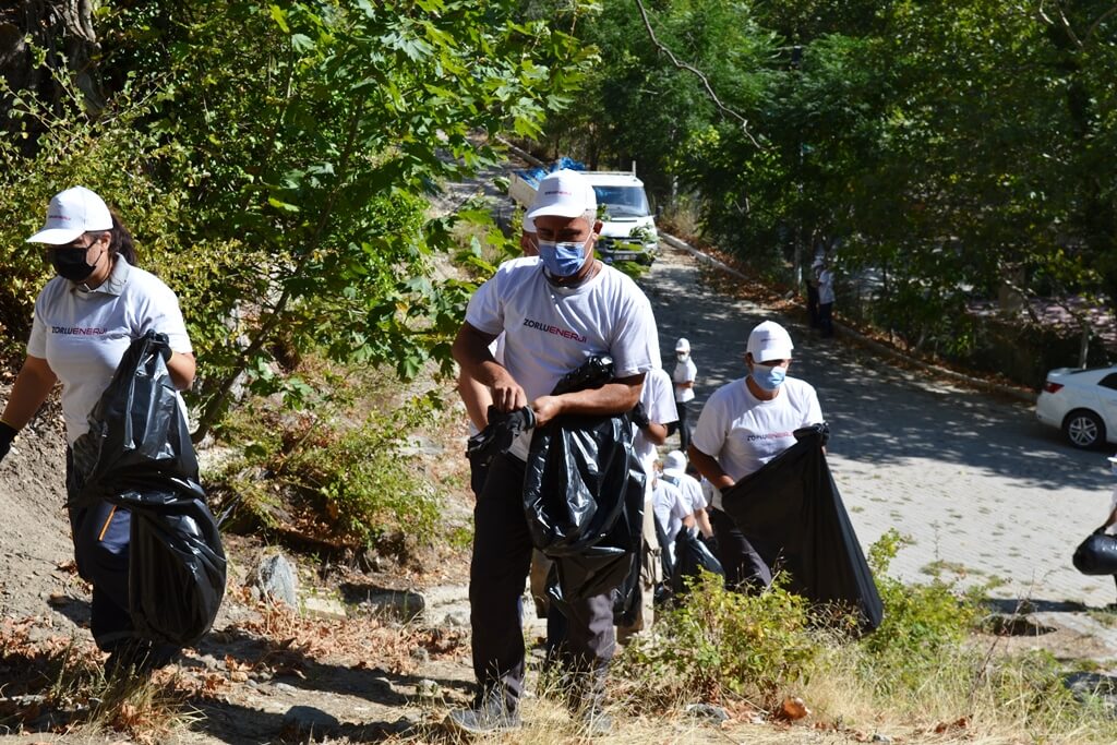 Zorlu Enerji Gönüllüleri “Kıvılcımlar” orman alanlarını temizliyor