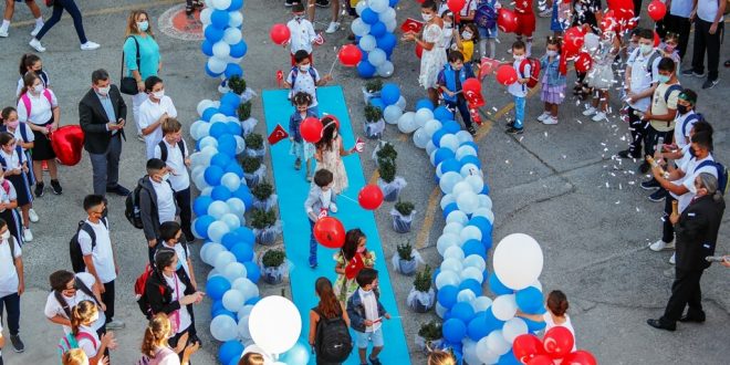 İzmir ve ilçelerinde yüz yüze eğitim için okulla buluşan öğrenciler coşkuyla karşılandı