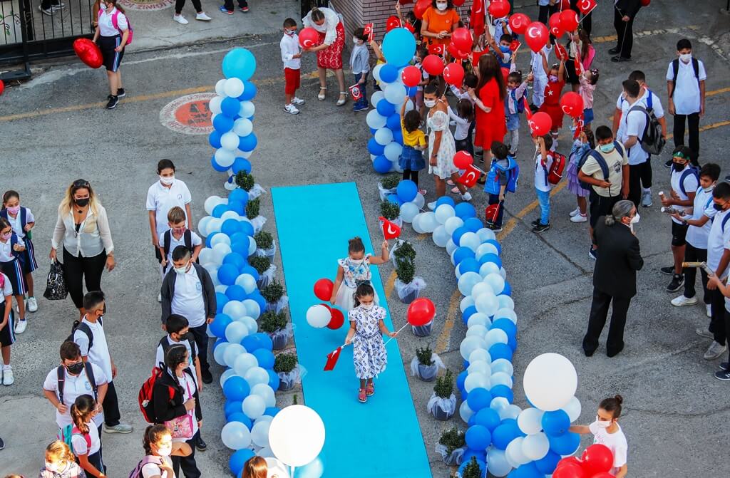 İzmir ve ilçelerinde yüz yüze eğitim için okulla buluşan öğrenciler coşkuyla karşılandı