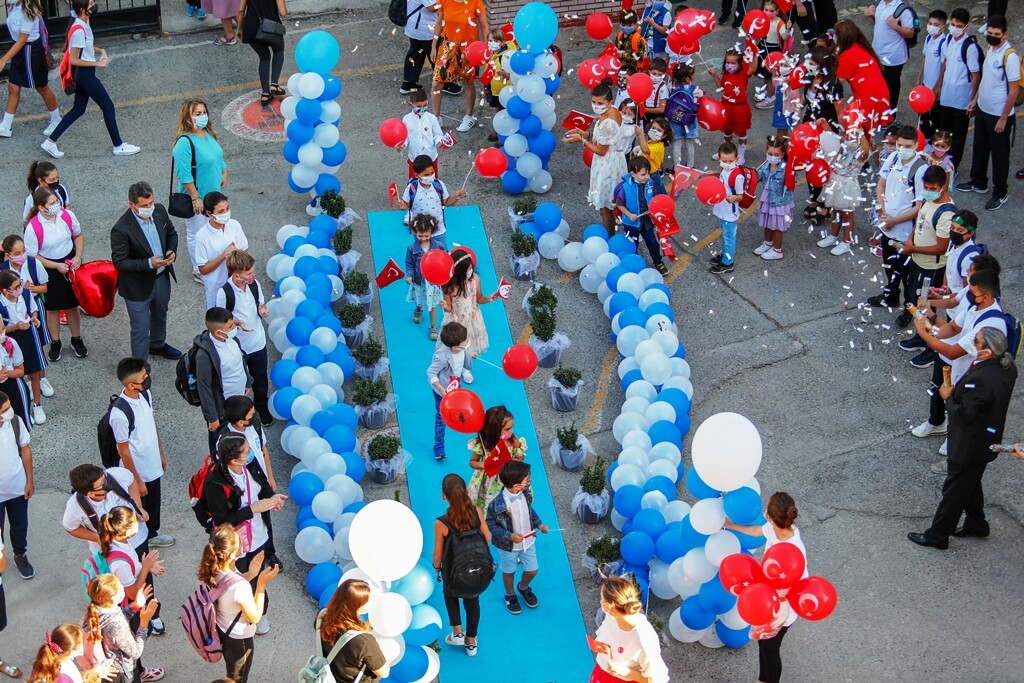 İzmir ve ilçelerinde yüz yüze eğitim için okulla buluşan öğrenciler coşkuyla karşılandı