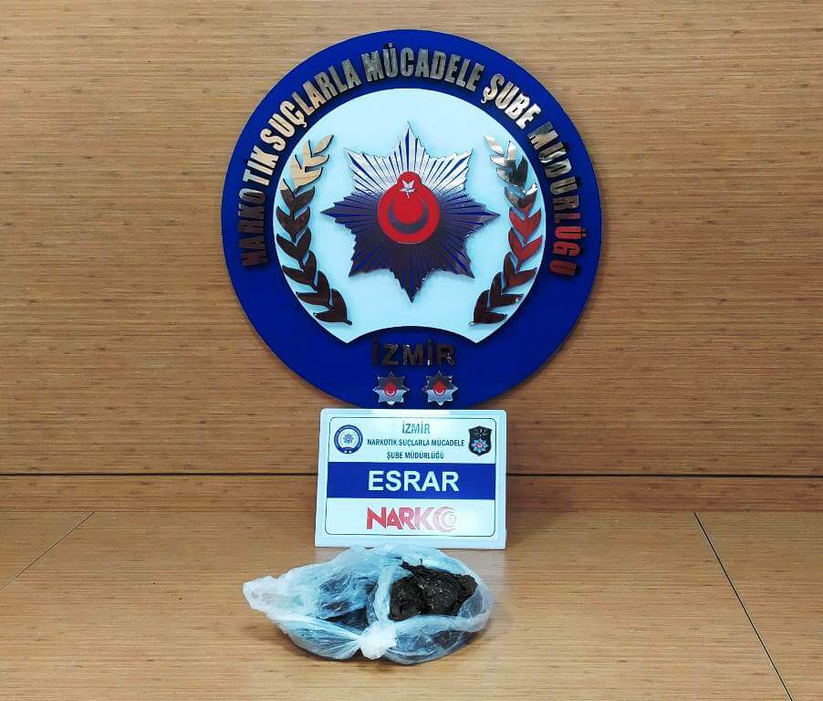 İzmir'de havalimanında bir kişinin üzerinde 523 gram esrar ele geçirildi