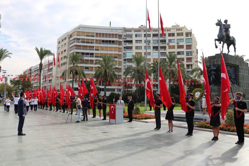 İzmir'de İlköğretim Haftası kutlandı