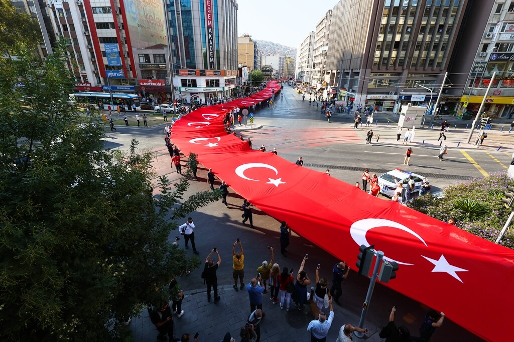 İzmir'in düşman işgalinden kurtuluşunun 99. yıl dönümü kutlamaları bayrak yürüyüşüyle başladı