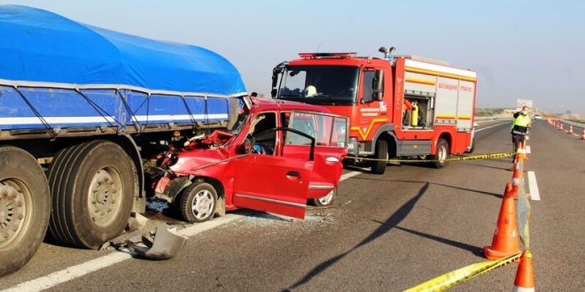 Manisa'da park halindeki tıra çarpan otomobilin sürücüsü öldü