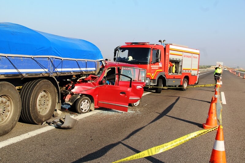 Manisa'da park halindeki tıra çarpan otomobilin sürücüsü öldü