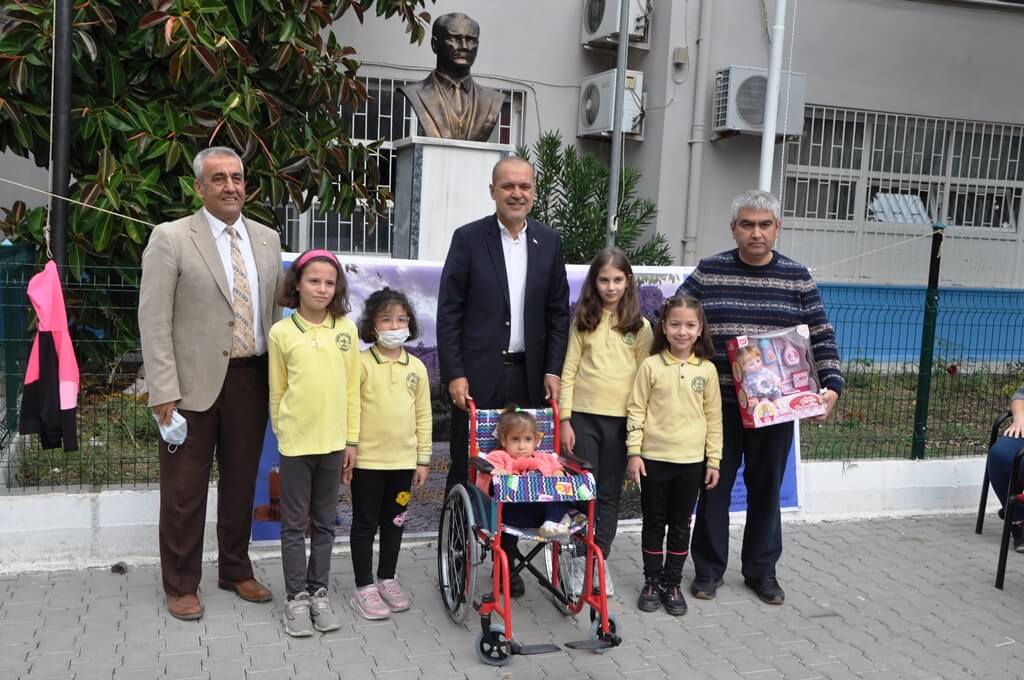 Muğla'da ilkokul öğrencilerinin topladığı atık yağla engelli öğrenciye tekerlekli sandalye alındı