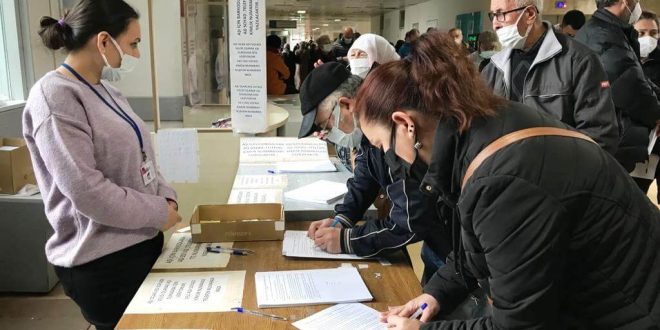 İzmir'de 3 aya inen hatırlatma dozunda aşı merkezlerinde yoğunluk oluştu