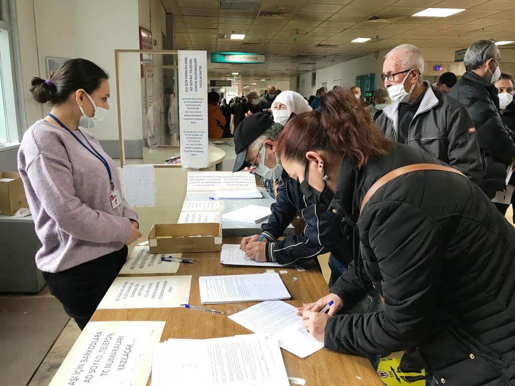 İzmir'de 3 aya inen hatırlatma dozunda aşı merkezlerinde yoğunluk oluştu