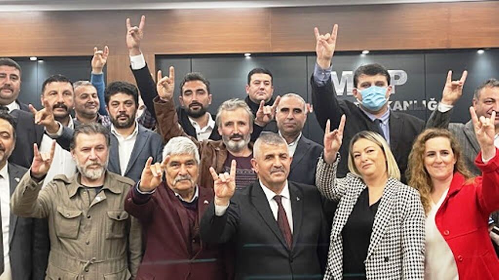 İzmir'de CHP ve İYİ Parti'den istifa eden 73 kişi MHP'ye katıldı