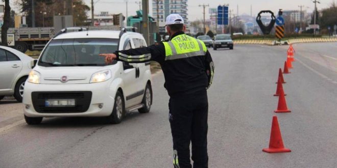 İzmir'de Son Bir hafta içinde 15 bin 335 trafik cezası uygulandı