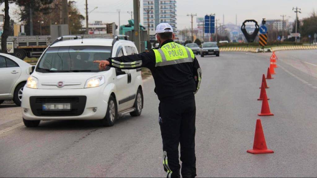 İzmir'de Son Bir hafta içinde 15 bin 335 trafik cezası uygulandı